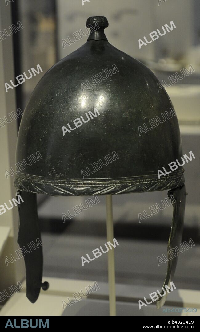 Casco tipo Montefortino. Bronce. Cultura noritálica y centroeuropea. Siglos IV-II a. C. Procedente del Cerro de la Horca, Toya (Peal de Becerro, provincia de Jaén, Andalucía). Museo Arqueológico Nacional. Madrid. España.