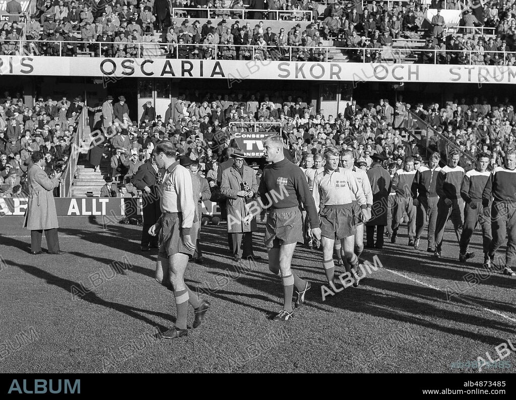 STOCKHOLM 1958-10-26. Football player Gunnar Gren in the lead during his farewell international match against Denmark at Råsunda football stadium. Photo: TT Historical / Code 1902.