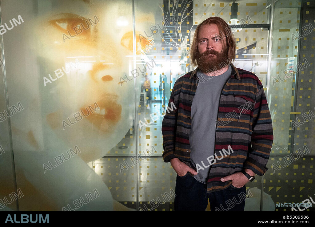 NICK OFFERMAN en DEVS, 2020, dirigida por ALEX GARLAND. Copyright FX PRODUCTIONS.