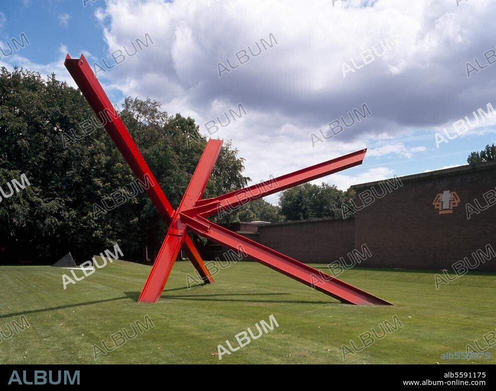 Otterloo (Gueldre, Hollande) Rijksmuseum Kröller-Müller - musée Kröller-Müller. Parc de sculptures du musée Kröller-Müller : le grand K à l'entrée du musée.