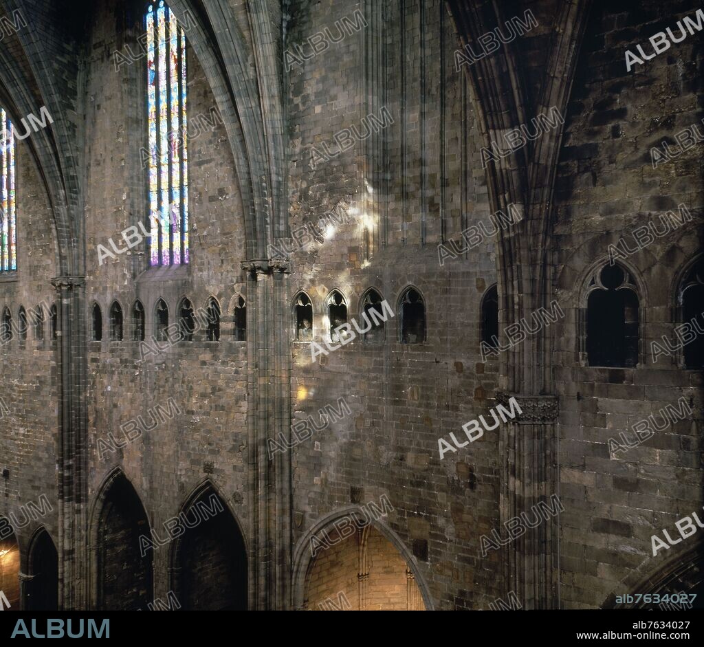 INTERIOR- DETALLE DEL TRIFORIO - S XIV - ARQUITECTURA GOTICA.