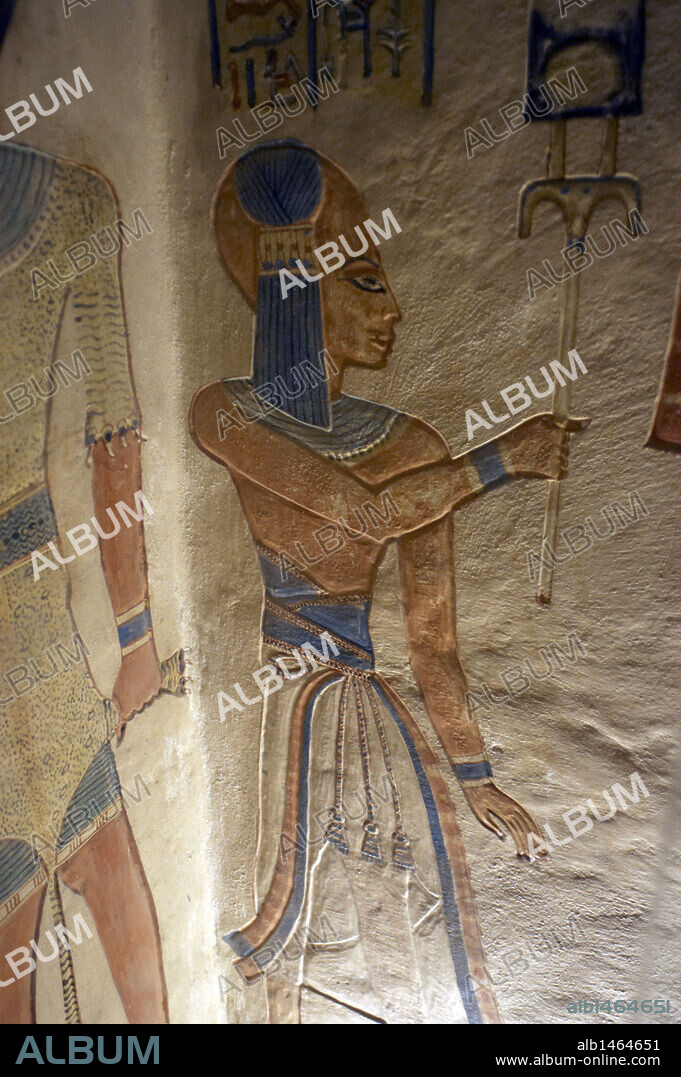 ARTE EGIPCIO. EGIPTO. TUMBA DE AMEN KHOPSHEF, hijo de Ramses III. Detalle de uno de los relieves policromados que decoran las paredes de la cámara mortuoria. Joven sierviente. Dinastía XX. Imperio Nuevo. VALLE DE LAS REINAS. Ribera Occidental del Nilo. Egipto.