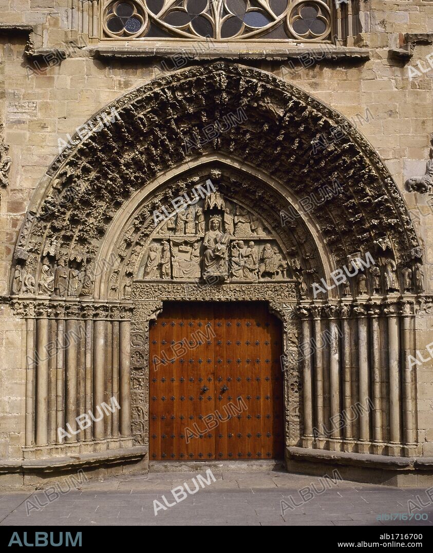 ARTE GOTICO. ESPAÑA. PORTADA DE SANTA MARIA DE OLITE (s. XIV). Se representa en su tímpano a la Vírgen con el Niño rodeada por escenas de la Sagrada Familia. A los lados, arquerías ciegas enmarcan a los Apóstoles. OLITE. Navarra.