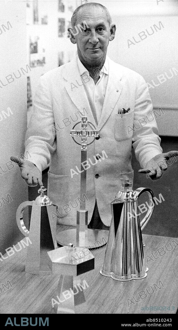 Malmö 1959-06-04. Silversmeden Wiwen Nilsson ställer ut i SDS-hallen. Foto Ernst Henriksson / Sydsvenskan / SCANPIX. **OUT Kvällsposten, Skånska Dagbladet, Metro Skåne**. ***BETALBILD***.