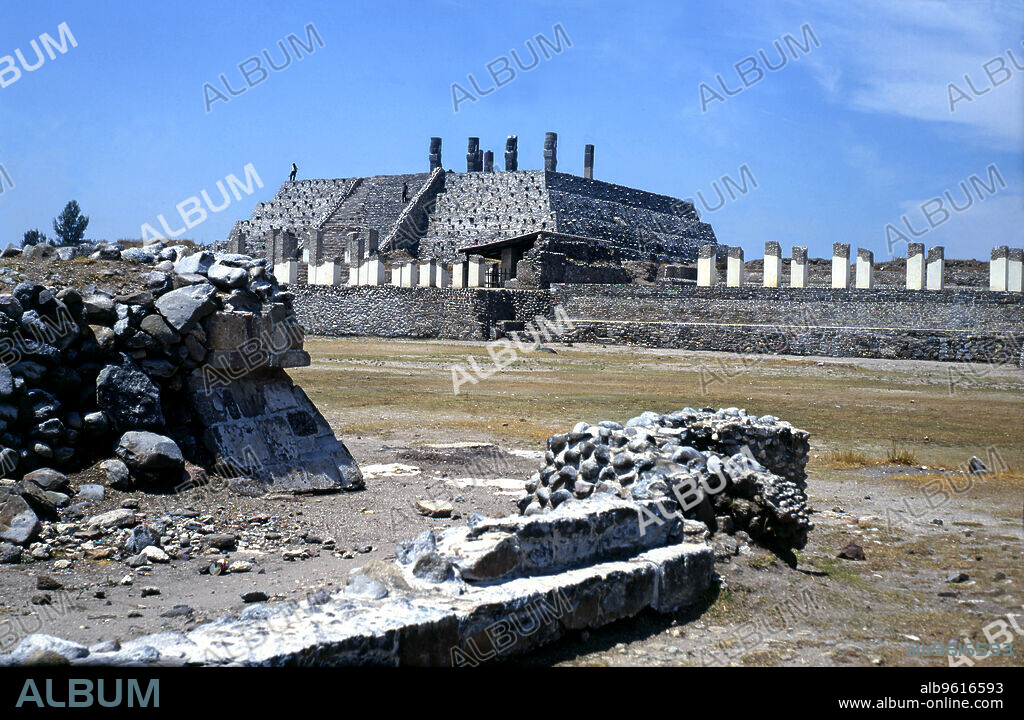 Tula, religious civic center of the Toltec culture founded around 900 AD, under the name Tollan Xicocotitlán, main square from the 'Adoratorio', at back there is the 'Atlantis building' or 'Temple of the Morning Star'.