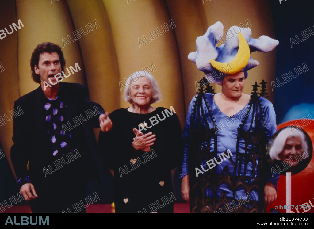 Alles Nichts Oder ?!, RTL comedy game show, Germany, 1991, Presented by: Hugo Egon Balder and Hella von Sinnen (in game show costume) and as guest: Annemarie Wendl (middle), known as caretaker Else Kling in the TV series: Lindenstrasse.