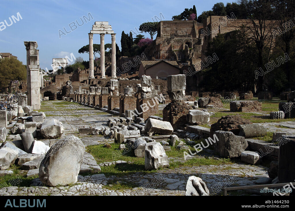ARTE ROMANO. ITALIA. FORO ROMANO. TEMPLO DE CASTOR Y POLUX. Erigido durante el mandato de Tiberio (s. I a. C.) en honor a los Dióscuros. A la izquierda, los restos de la BASILICA JULIA. ROMA.