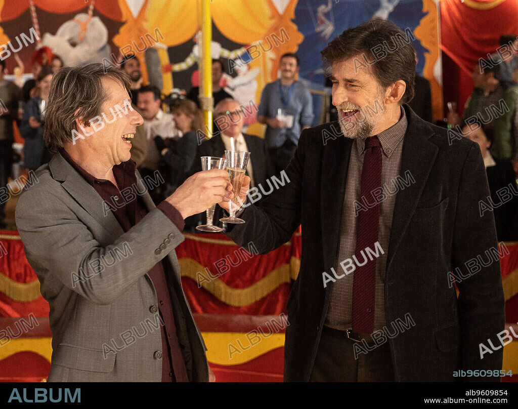 MATHIEU AMALRIC and NANNI MORETTI in A BRIGTHER TOMORROW, 2023 (IL SOL DELL'AVVENIRE), directed by NANNI MORETTI. Copyright Sacher Film Rome.