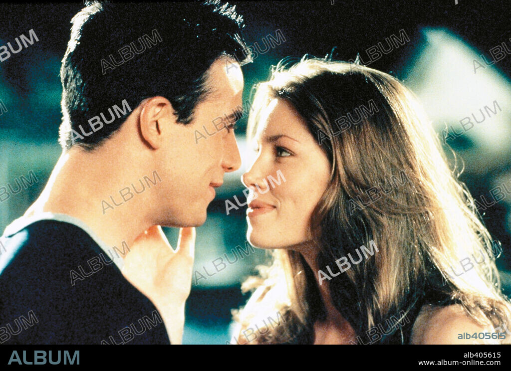 FREDDIE PRINZE JR. and JESSICA BIEL in SUMMER CATCH, 2001, directed by MICHAEL TOLLIN. Copyright WARNER BROS. PICTURES / TACKETT, MICHAEL.