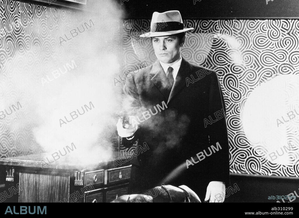 ALAIN DELON en EL SILENCIO DE UN HOMBRE, 1967 (LE SAMOURAI), dirigida por JEAN-PIERRE MELVILLE. Copyright PATHE.