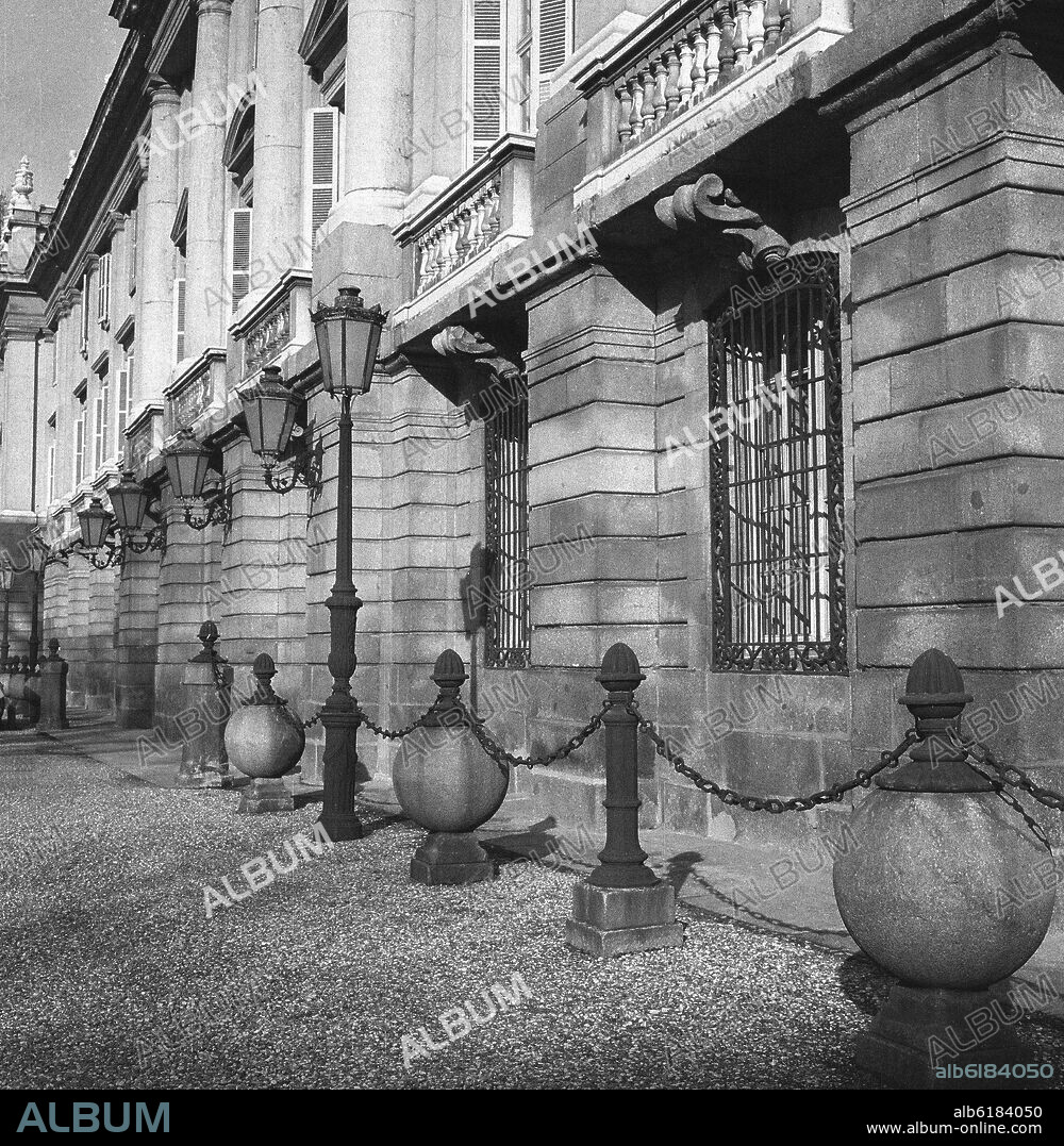 VENTURA RODRIGUEZ (1717-1785). DETALLE DE LA FACHADA PRINCIPAL DEL PALACIO DE LIRIA - 1783 - NEOCLASICISMO ESPAÑOL -  FOTOGRAFIA EN BLANCO Y NEGRO - AÑOS 60 -.