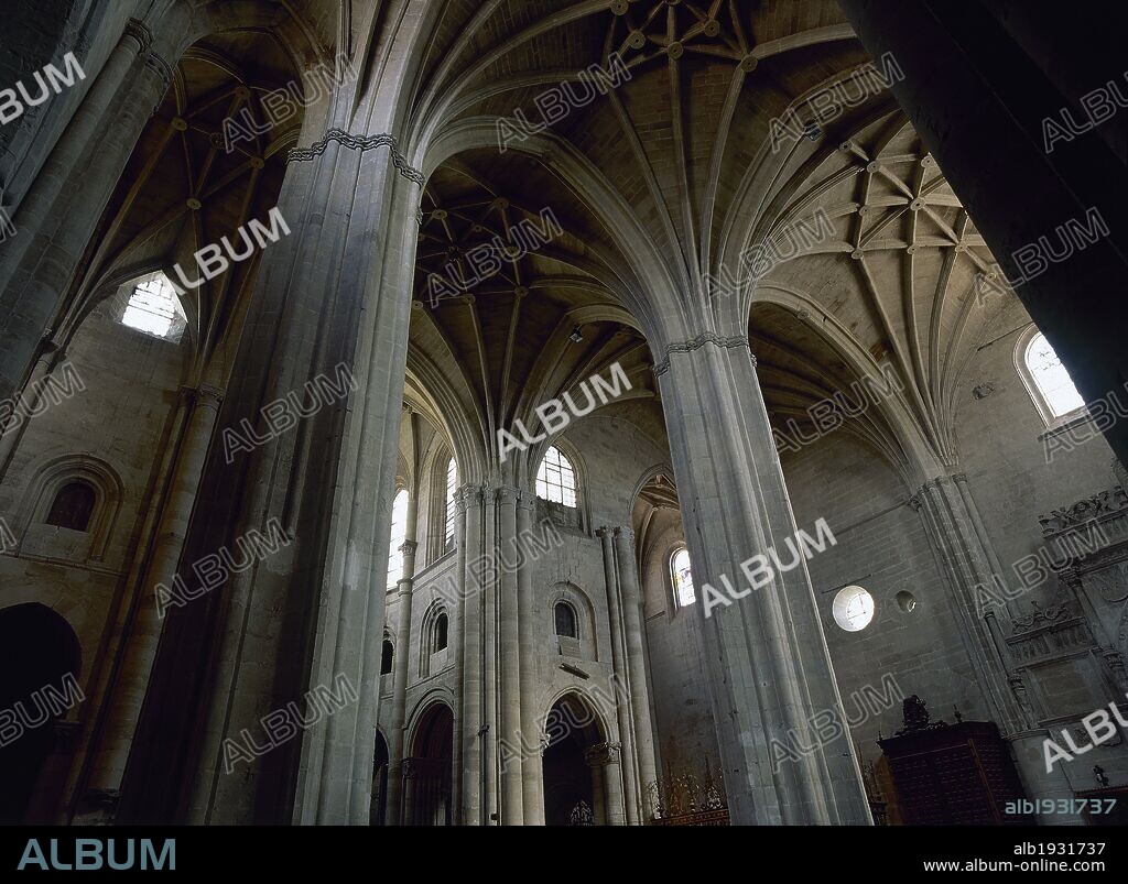 ARTE GOTICO. ESPAÑA. CATEDRAL DE SANTO DOMINGO DE LA CALZADA. Vista general de las naves góticas del interior del templo, levantadas entre los siglos XIV-XV y reformadas en el XVI con estética prerrenacentista, con bóveda estrellada. SANTO DOMINGO DE LA CALZADA. La Rioja. CAMINO DE SANTIAGO.