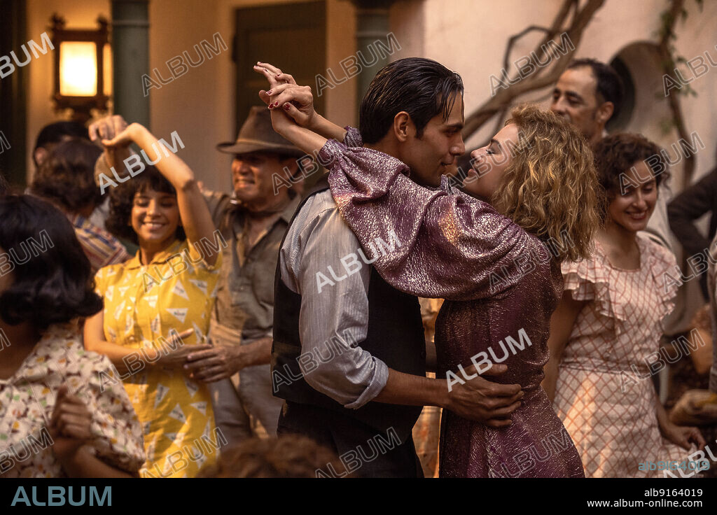 DIEGO CALVA y MARGOT ROBBIE en BABYLON, 2022, dirigida por DAMIEN CHAZELLE. Copyright PARAMOUNT PICTURES.
