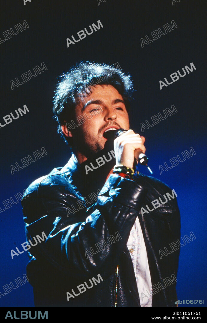 Kevin Simm, singer of the British pop band "Wet Wet Wet", at a performance, Germany 1990.