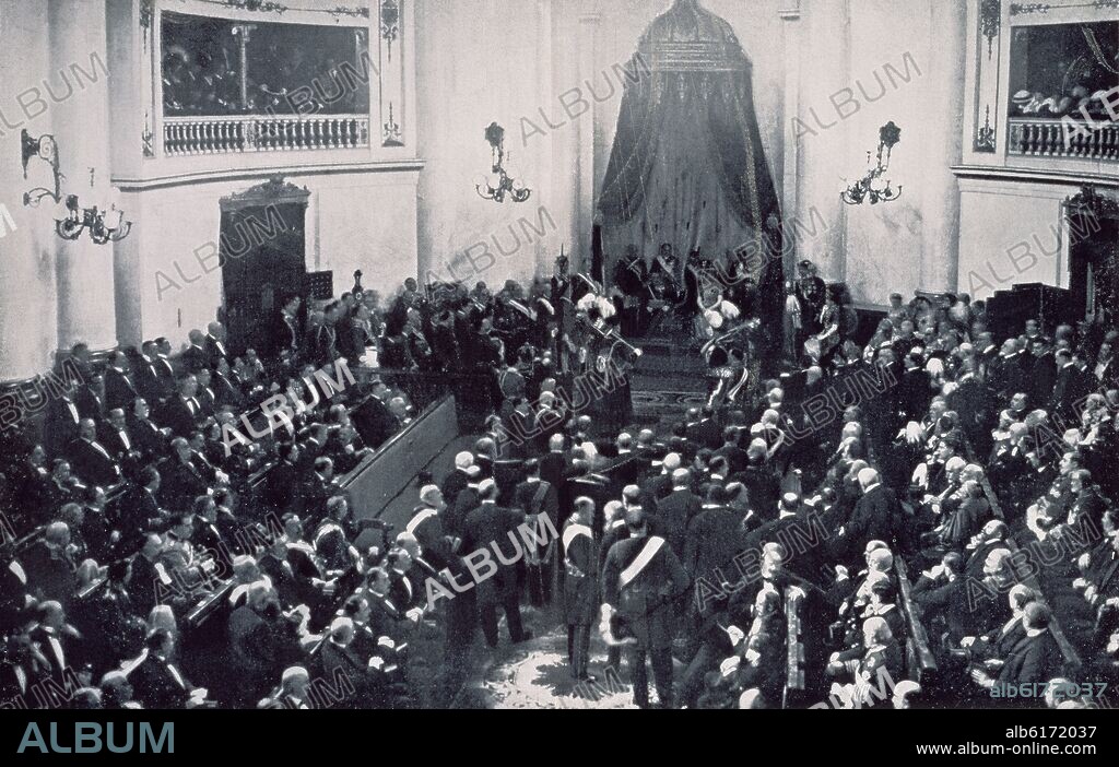 SALON DE SESIONES DEL SENADO:  EL REY LEE EL DISCURSO DE LA CORONA CON EL GOBIERNO DE DATO PUESTO EN PIE - REVISTA BLANCO Y NEGRO - 191.