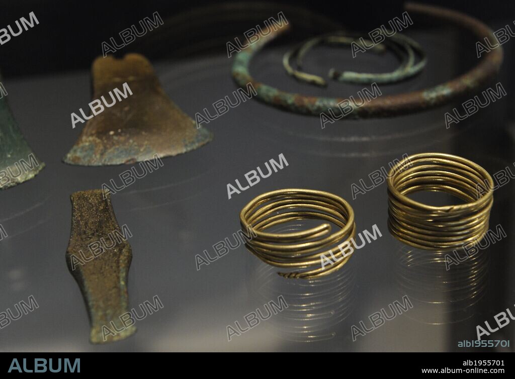 ARTE PREHISTORIA. EUROPA DEL NORTE. EDAD DE LOS METALES. Objetos importados y de fabricación local procedentes de Skendal (Jutland). Brazaletes, hachas, collares. 2000-1700 a. C. Museo Nacional. Copenhague. Dinamarca. Europa.