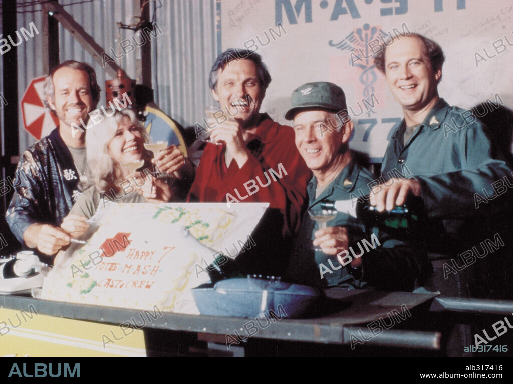 ALAN ALDA, DAVID OGDEN STIERS, HARRY MORGAN und LORETTA SWIT in M*A*S*H, 1972. Copyright 20TH CENTURY FOX TV.