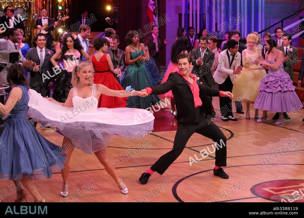 AARON TVEIT y JULIANNE HOUGH en GREASE LIVE!, 2016, dirigida por THOMAS KAIL. Copyright MARC PLATT PRODUCTIONS.