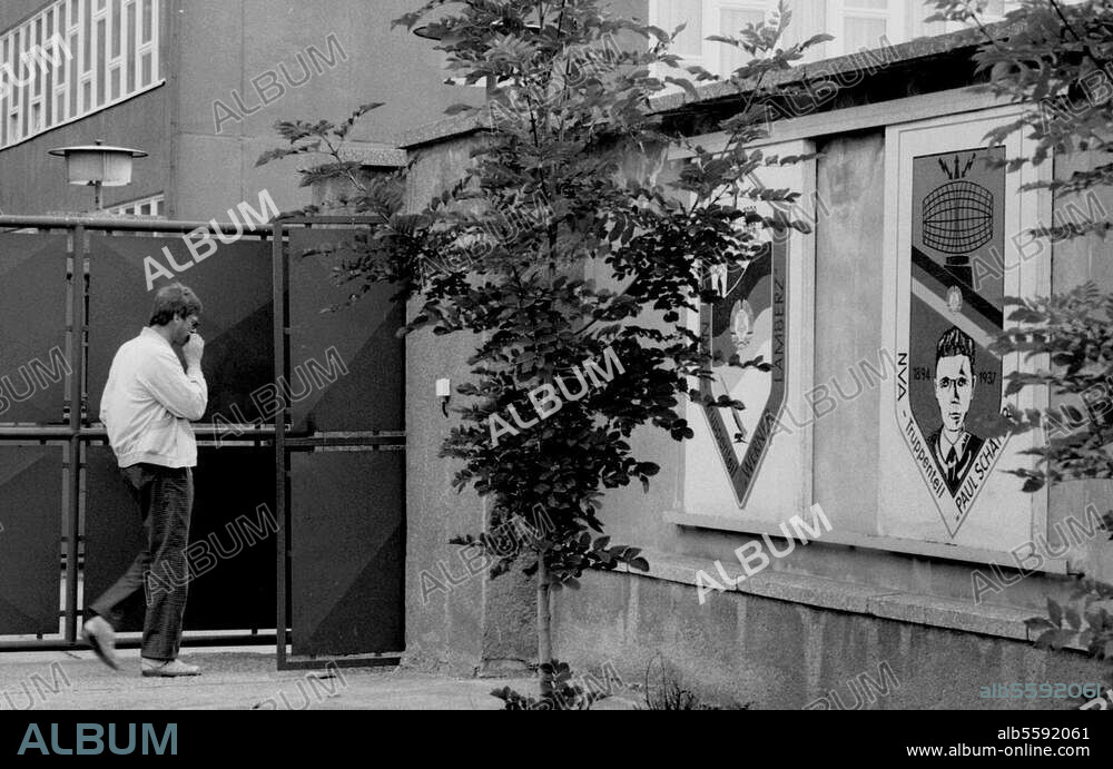Militär / Deutsche Demokratische Republik / Nationale Volksarmee (NVA). Eingang zur NVA-Kaserne in Krötau (Thüringen). Foto, undat. (1990).