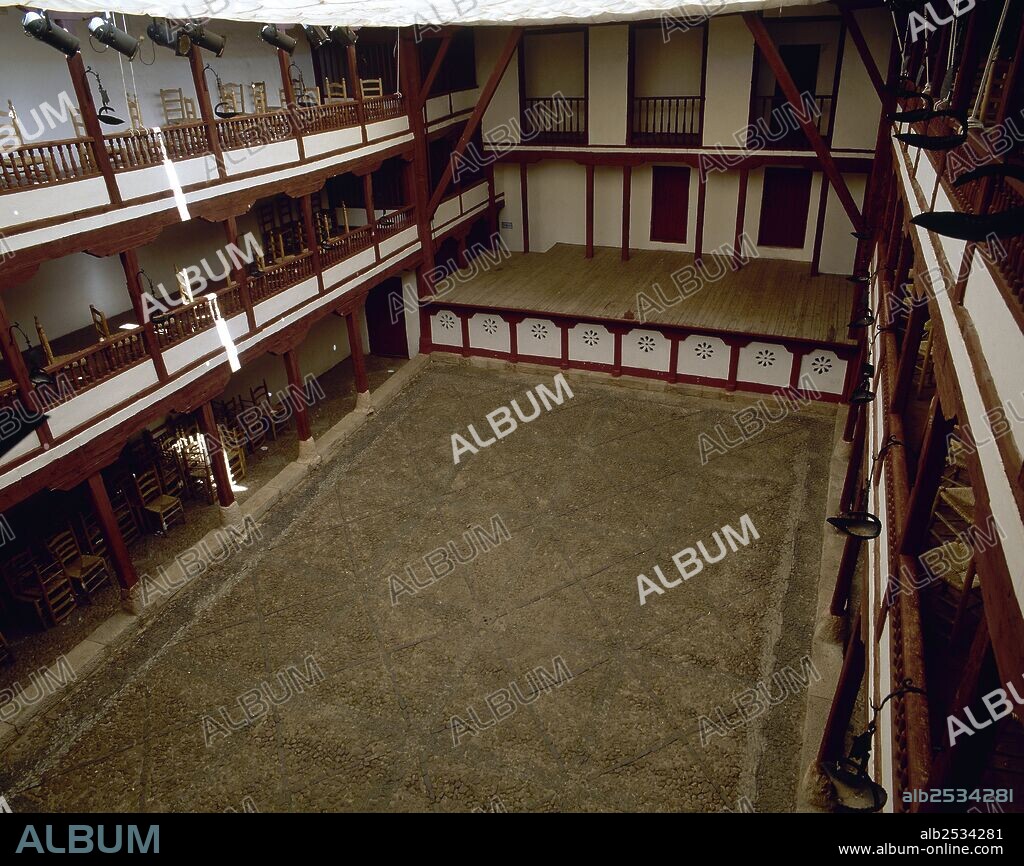 CORRAL DE COMEDIAS (siglos XVI-XVII). Situado a uno de los lados de la Plaza Mayor. Antiguamente fué también Posada de Comedias porqué ejercía ambas funciones. Tiene ZAGUAN, CORRAL para el público, ESCENA, CAMARINES, PALCOS LATERALES y, al fondo, CAZUELA para las mujeres. ALMAGRO. Provincia de Ciudad Real. Castilla-La Mancha. España.