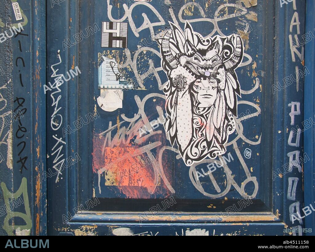 Pegatina en blanco y negro de imagen de Indio americano, graffiti, barrio Born, Distrito Ciutat Vella, Barcelona en 2016.