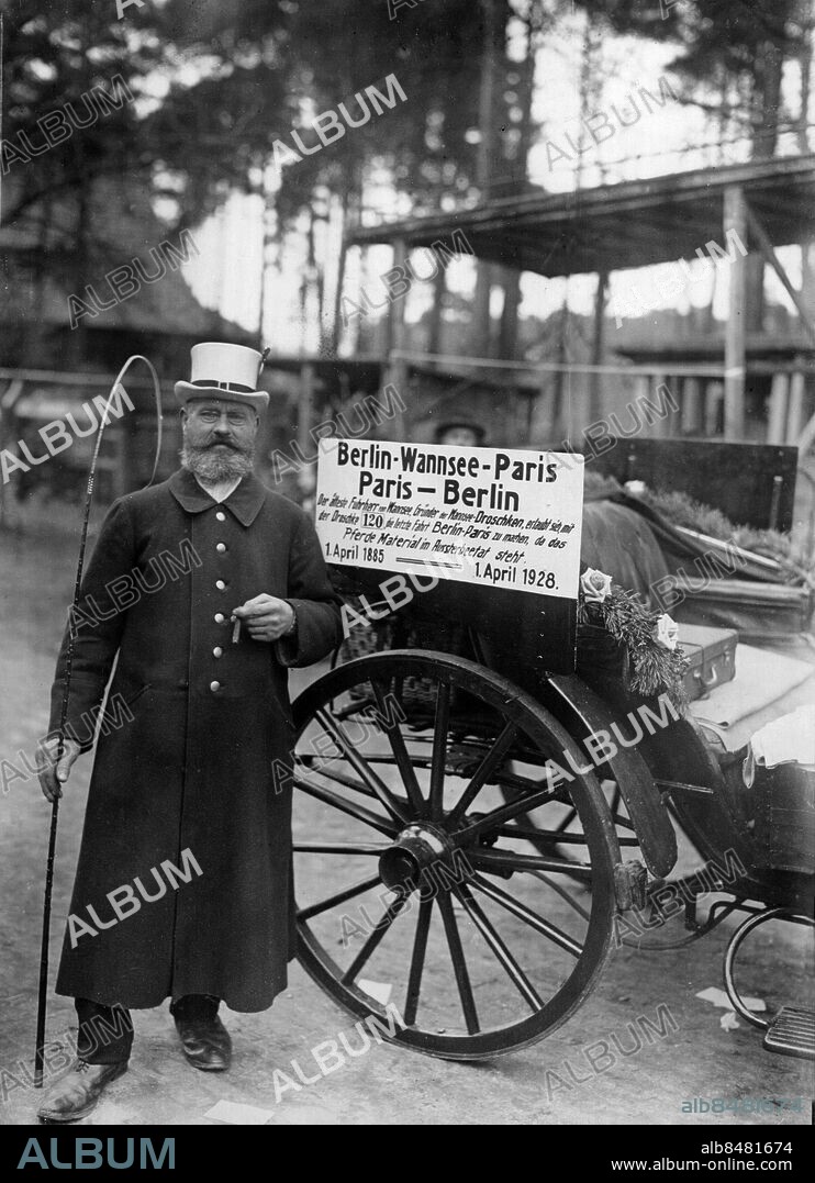Orig. bildtext... 2. April 28. MIT DER PFERDEDROSCHKE VON BERLIN NACH PARIS. DIE LETZTE FAHRT EINES BERLINER DROSCHKENKUTSCHERS. Der 68 jährige Fuhrherr Gustav Hartmann, Gründer der Wannsee Droschken hat am 2.4. mit seiner Pferdedroschke eine Reise nach Paris angetreten, und bezeichnet die Reise als die letzte Fahrt mit seiner Pferdedroschke. Anlass dazu gab ihm die junge Pariserin Mad. Dorange welche Berlin zu Pferde besuchte und die er unterwegs traf, und mit der er verabredete, dass er mit seiner Pferdedroschke, einen Gegenbesuch in Paris machen werde. Bild zeigt: Vor der Abfahrt. Anm. Se även XAD013 G Hartmann, 1859-1938, tysk kusk som 1928 körde hästdroska Berlin-Paris tur och retur och blev mycket firad i dessa städer. Bildserier Fotoreportage Cigarrer Hjul Hög hatt Mustascher Piskor Resenärer Skyltar Skägg Vagnshjul CD588 persons: GUSTAV HARTMANN sites: BERLIN;TYSKLAND.