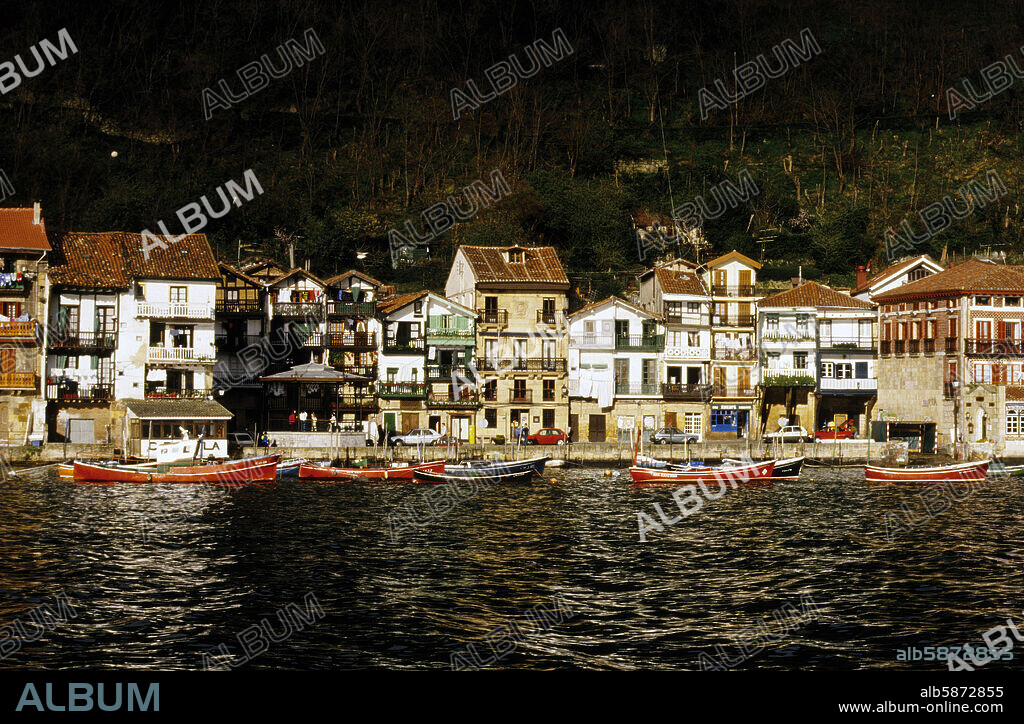 Passages/Pasaia de San Juan ; façade maritime et bateaux.