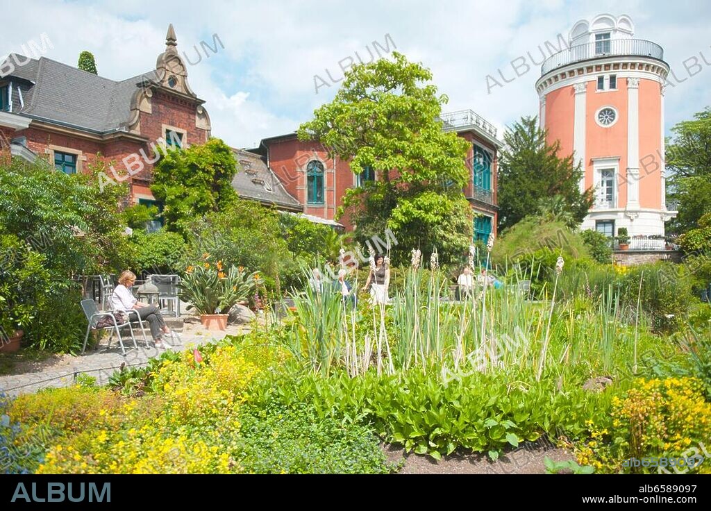 Deutschland, Nordrhein-Westfalen, Wuppertal-Barmen, Auf der Hardt, Ellersche Villa und Elisenturm im Botanischen Garten.