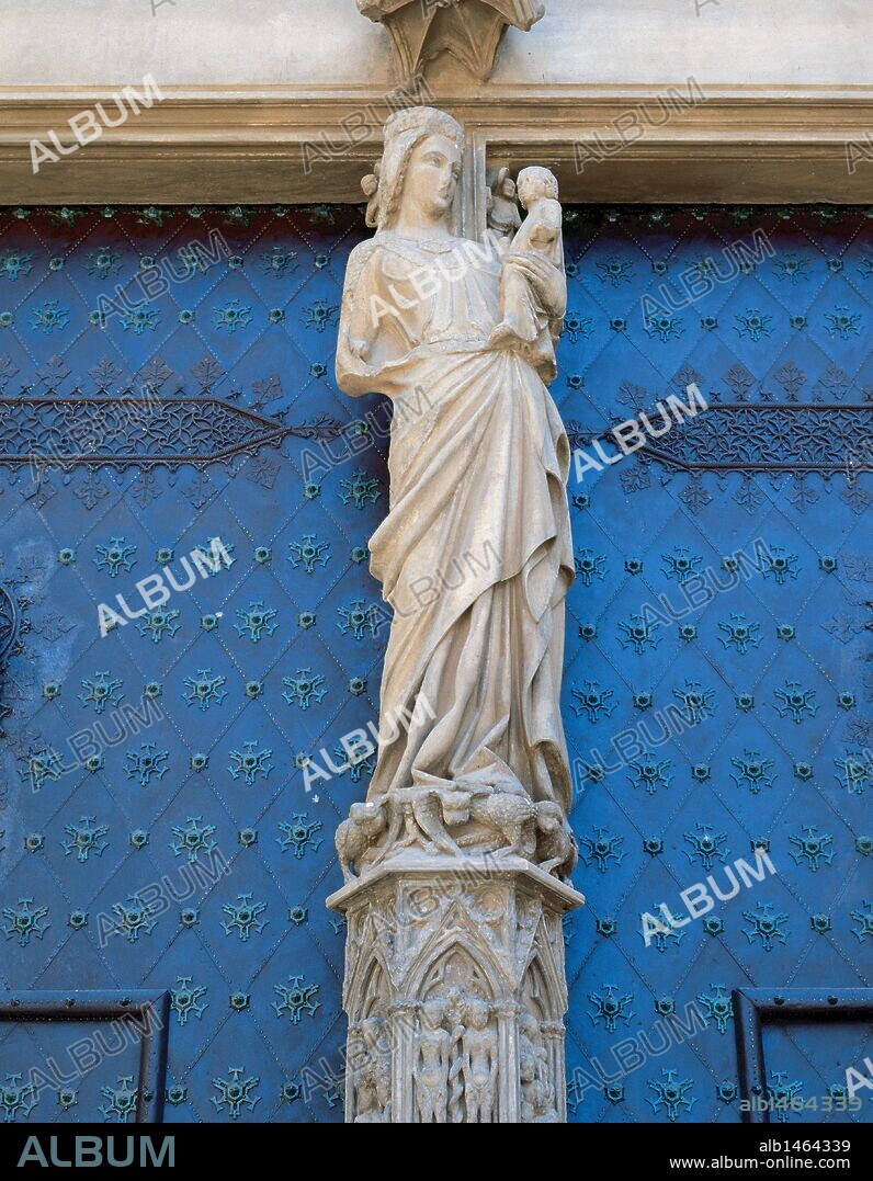ARTE GOTICO. ESPAÑA. VIRGEN DEL MAINEL. Se halla en el parteluz de la puerta principal de la CATEDRAL DE SANTA MARIA (1170-1331). Escultura realizada por el maestro BARTOMEU. TARRAGONA. Cataluña.