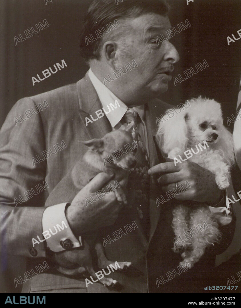 XAVIER CUGAT en SEXO, MARACAS Y CHIHUAHUAS, 2016 (SEXE, MARAQUES I CHIHUAHUES), dirigida por DIEGO MAS TRELLES. Copyright AC/E/AJUNTAMENT DE GIRONA/DIPUTACIO DE GIRONA/ICEC/ICAA.