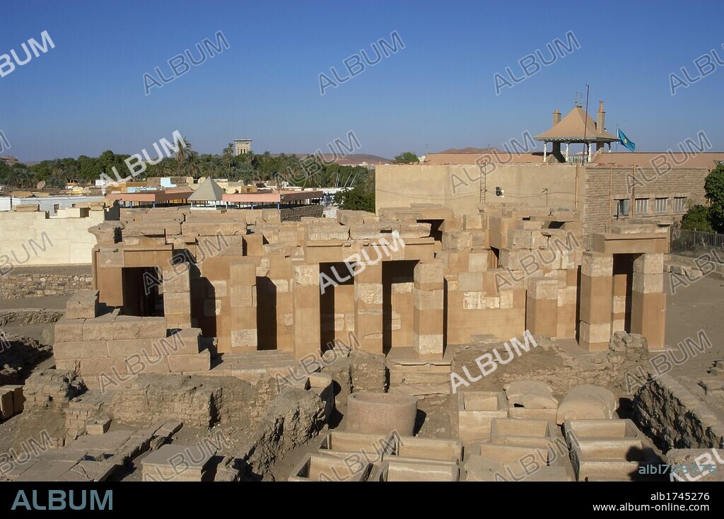 ARTE EGIPCIO. EGIPTO. IMPERIO NUEVO. DINASTIA XVIII. TEMPLO DE SATET. Dedicado a la Diosa Satet o Satis, fue construído por Tutmosis III. Vista parcial de los restos del templo. ISLA ELEFANTINA.