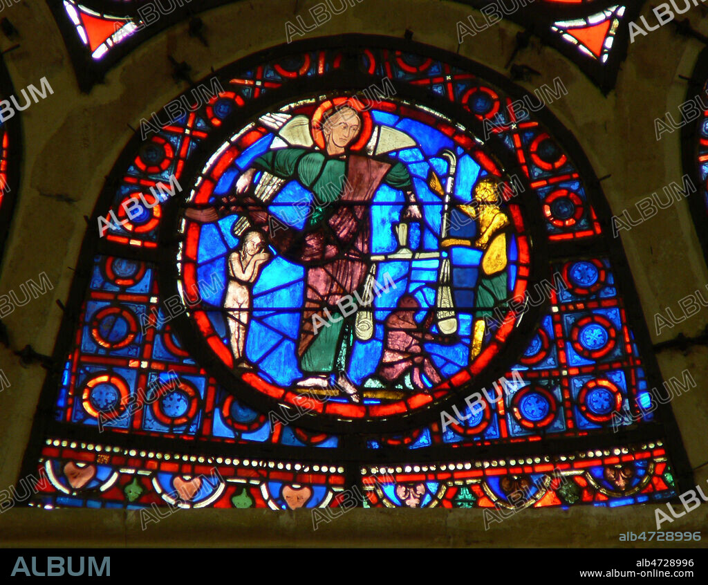 St Michel pesant les ames. Jugement dernier. Vitrail de la cathedrale de Mantes la Jolie. Photographie par Painton Cowen. Credit : Collection Cowen/KHARBINE-TAPABOR.