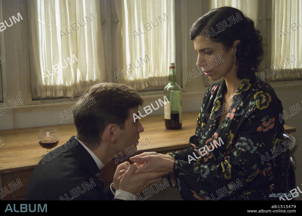 MARIBEL VERDU and RAUL AREVALO in LOS GIRASOLES CIEGOS, 2008, directed by JOSE LUIS CUERDA. Copyright ESTUDIOS ORGANIZATIVOS Y PROYECTOS CINEMATOGRAFICOS.