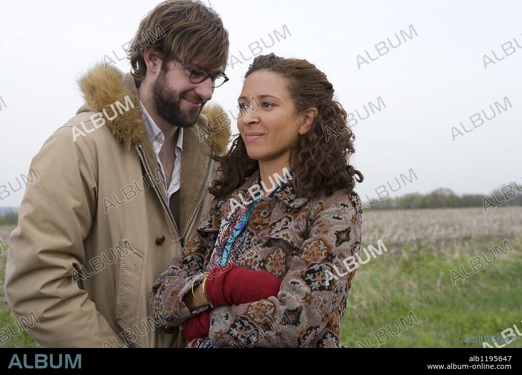 JOHN KRASINSKI and MAYA RUDOLPH in AWAY WE GO, 2009, directed by SAM MENDES. Copyright BIG BEACH FILMS/EDWARD SAXON PRODUCTIONS/NEAL STREET PROD.