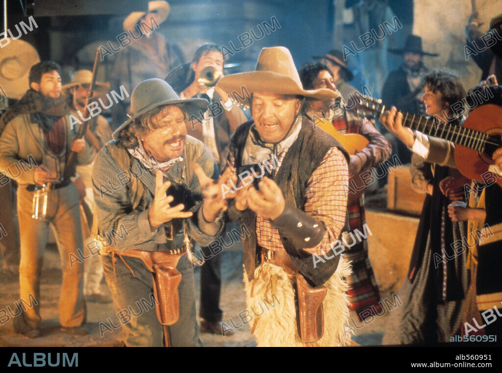 BIGOTE ARROCET y CHIQUITO DE LA CALZADA en AQUI LLEGA CONDEMOR [EL PECADOR DE LA PRADERA], 1996, dirigida por ALVARO SAENZ DE HEREDIA. Copyright PRODUCCIONES A.S.H. FILMS.
