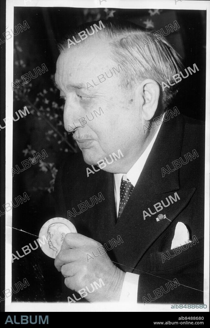 195902 - Raoul Nordling, svensk generalkonsul i Paris med en medalj han fått från staden med sin egen bild på. Nordling medlade mellan Tyskland och Frankrike vid Paris befrielse 1944 och bidrog till att staden inte försördes. Nordling blev 1958 hedersmedborgare i Paris. Foto: UPI Kod: 450. COPYRIGHT SCANPIX SWEDEN.