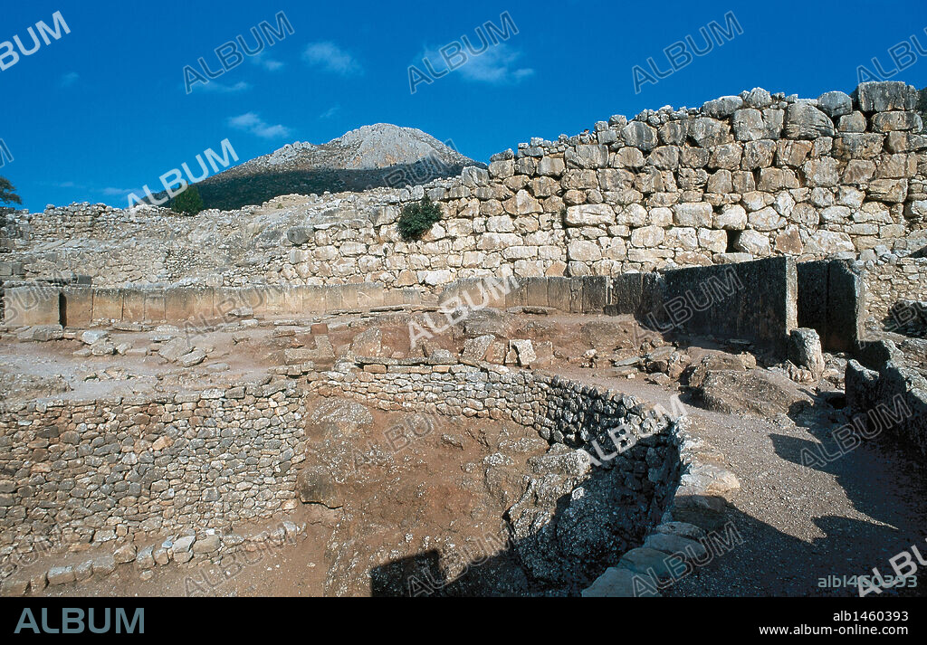 ARTE MICENICO. GRECIA. MICENAS. Panorámica del CIRCULO A de las TUMBAS REALES. Doble círculo de 28 m. de diámetro y 1,50 m. de altura dentro del cual se encuentran seis tumbas de fosa (S. XIV aC). Provincia de la Argólide. Región del Peloponeso.