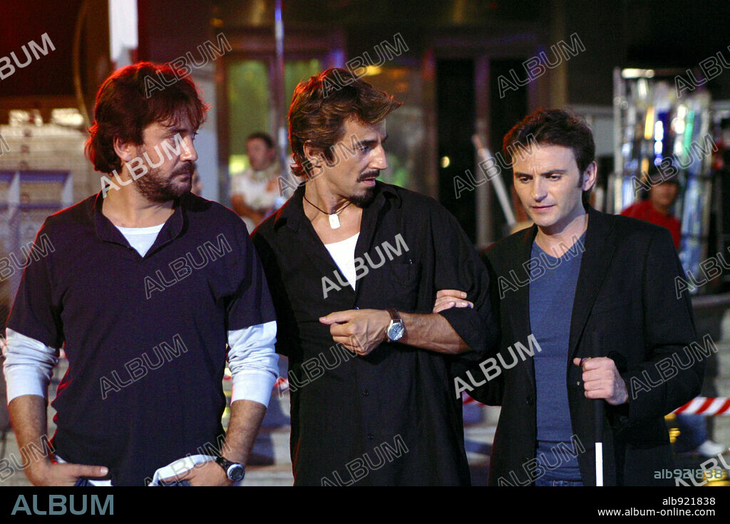 FERNANDO TEJERO, JOSE LUIS GARCIA PEREZ und SANTI MILLAN in VA A SER QUE NADIE ES PERFECTO, 2006, unter der Regie von JOAQUIN ORISTRELL. Copyright DIAGONAL TV/MEDIAPRO/PENTAGRAMA FILMS SL.