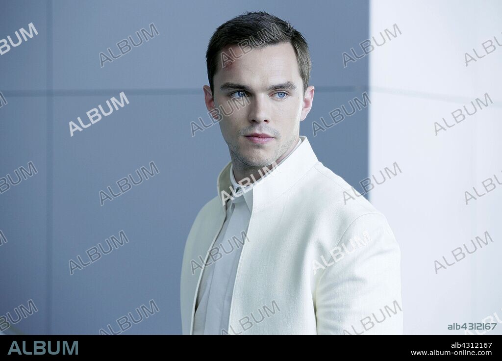 NICHOLAS HOULT en ALMAS GEMELAS, 2015 (EQUALS), dirigida por DRAKE DOREMUS. Copyright SCOTT FREE PRODUCTIONS.
