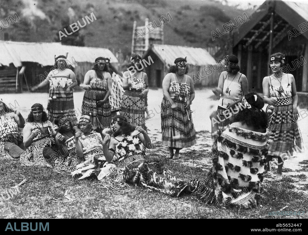 Völkerkunde:. Ozeanien / Neuseeland. Maori-Frauen beim Tanz. Foto, um 1920.