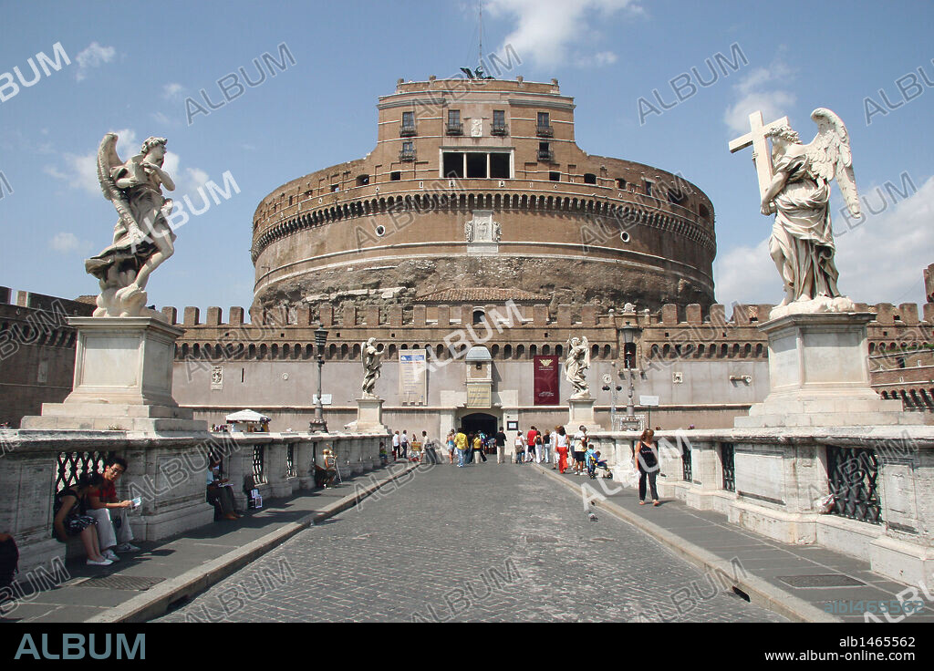 ITALIA. ROMA. Vista general del MAUSOLEO DE ADRIANO, construido en el año 139 y transformado en fortaleza durante la Edad Media, pasándose a llamar CASTILLO DE SANT'ANGELO. En primer término, el PONTE DE SANT'ANGELO decorado con estatuas de ángeles, obra de BERNINI y realizadas en 1669.