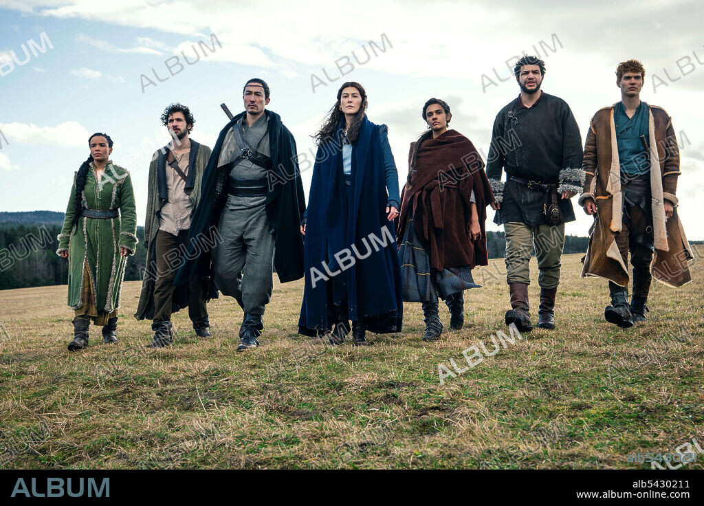BARNEY HARRIS, DANIEL HENNEY, JOSHA STRADOWSKI, MADELEINE MADDEN, MARCUS RUTHERFORD, ROSAMUND PIKE and ZOE ROBINS in THE WHEEL OF TIME, 2021, directed by UTA BRIESEWITZ and WAYNE YIP. Copyright Sony Pictures Television / Amazon Studios.