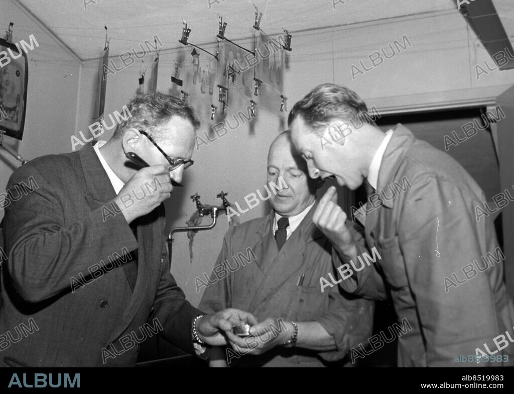 Göteborg maj 1949 - Cirkelförlaget - tryckeri i Göteborg - snus delas ut *** Local Caption *** GP maj1949_2765maj1949_2765-03.jpg. KAMERAREPORTAGE.