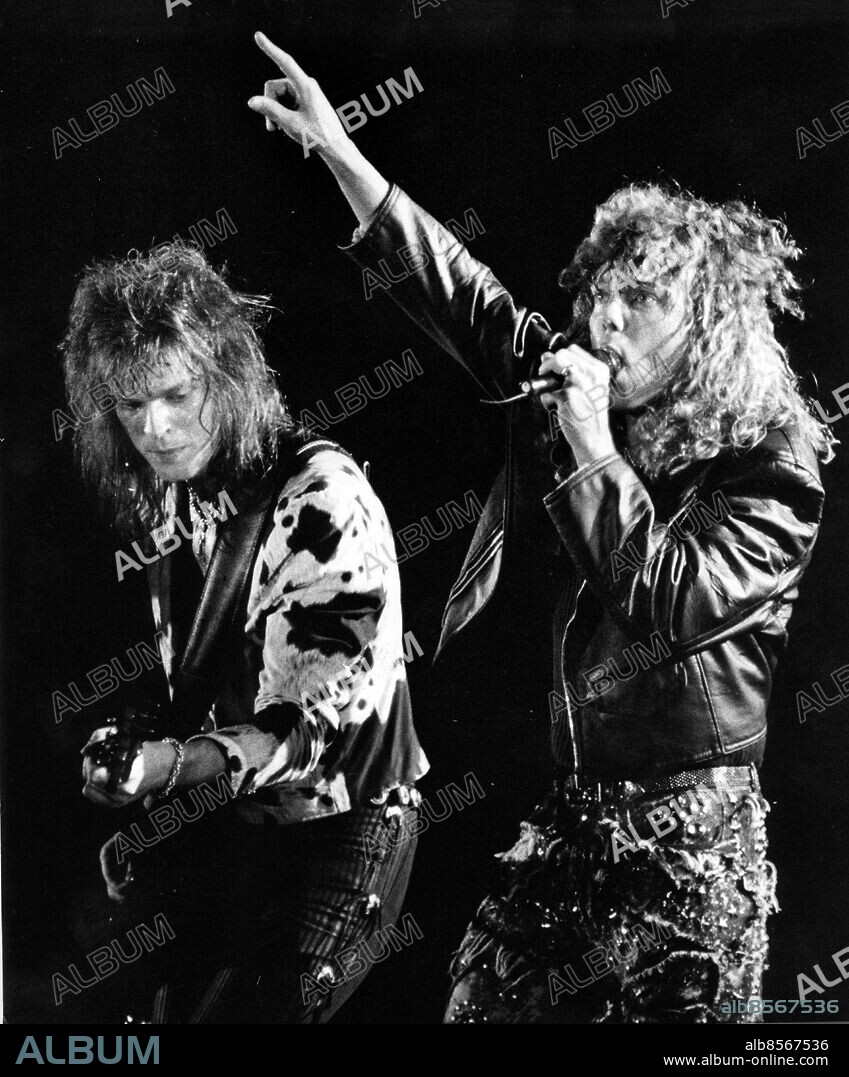 Göteborg - 1989-01-20 - Hårdrockgruppen Europe i Scandinavium - Joey Tempest pekar upp i luften *** Local Caption *** GP - Foto: Johan Davéus. KAMERAREPORTAGE.