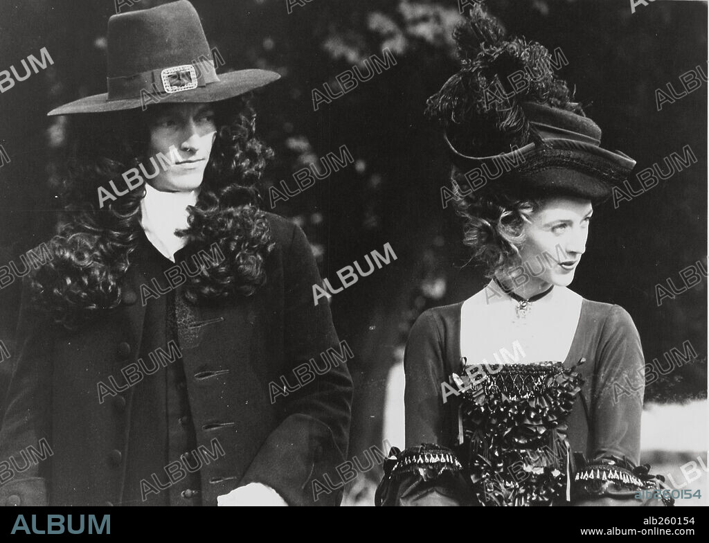 ANN LAMBERT and HUGH FRASER in THE DRAUGHTSMAN'S CONTRACT, 1982, directed by PETER GREENAWAY. Copyright B.F.I/UNITED ARTISTS.