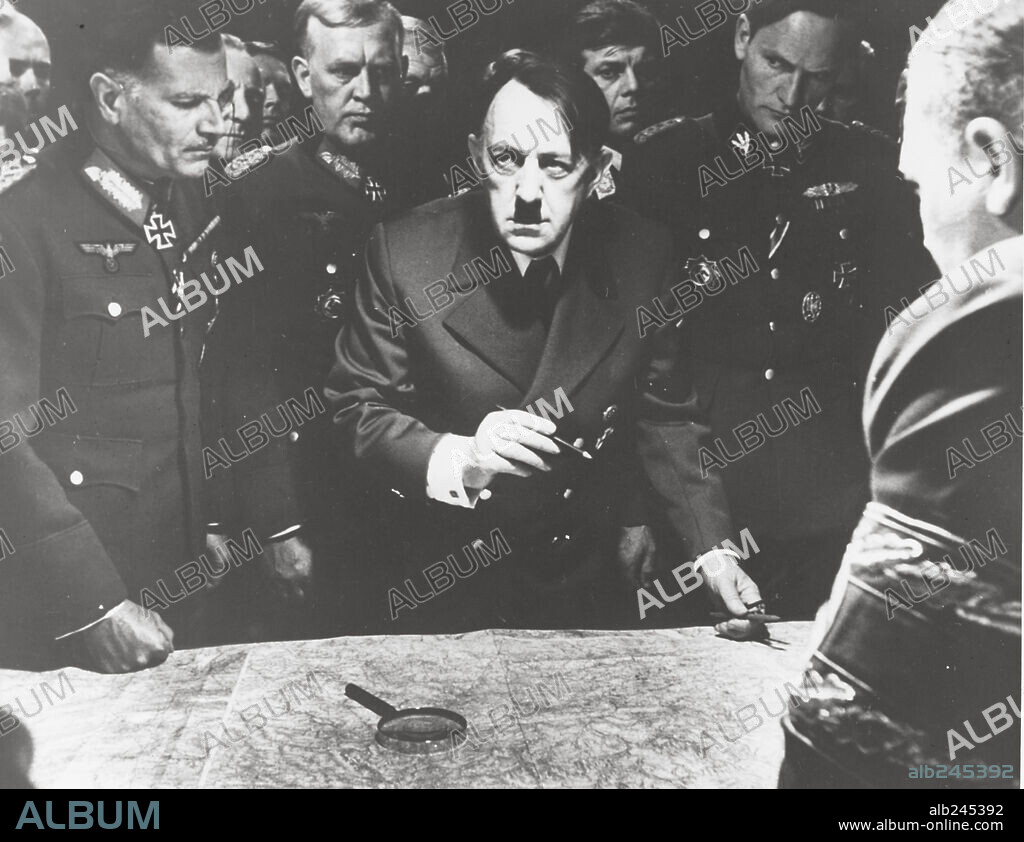 Adolf Hitler und ALEC GUINNESS. ALEC GUINNESS in HITLER: THE LAST TEN DAYS, 1973, unter der Regie von ENNIO DE CONCINI. Copyright PARAMOUNT PICTURES.