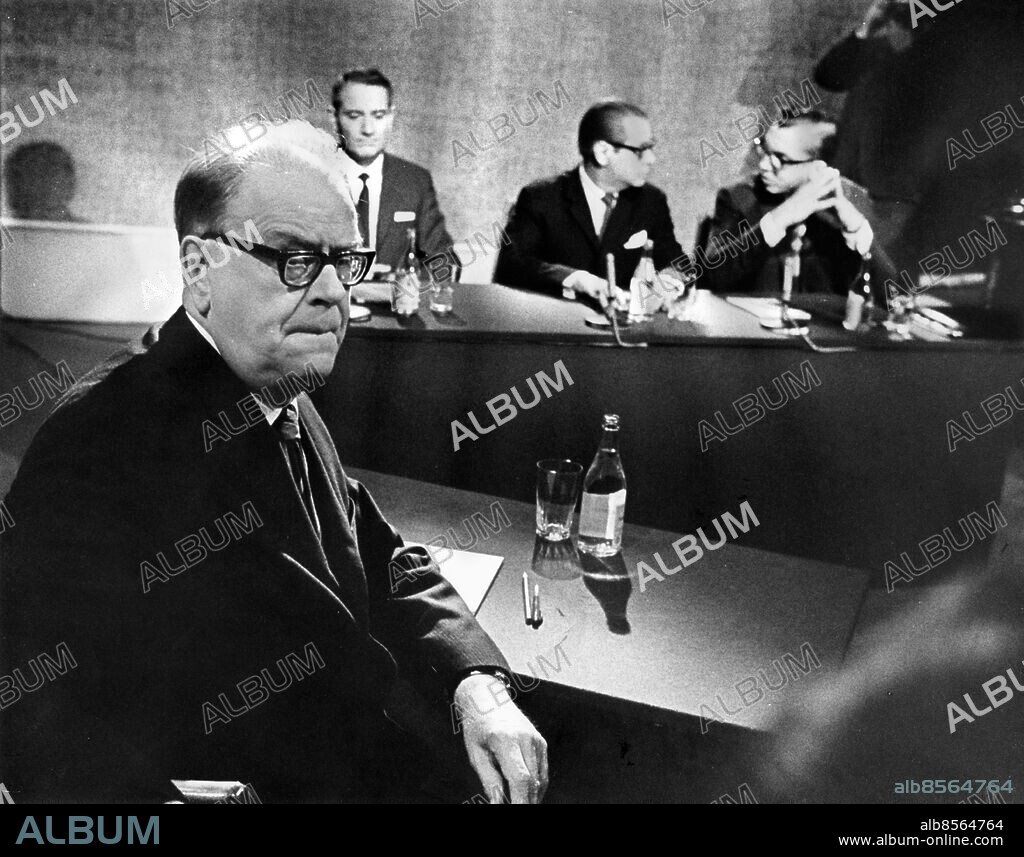 ARKIV 19671006. Statsminister Tage Erlander (S) svar på frågor från de tre o:na Gustaf Olivecrona, Åke Ortmark och Lars Orup i en TV-debatt i Sveriges television 1967.. Foto: Jonny Graan / XP / SCANPIX / Kod: 16. **AFTONBLADET OUT**.