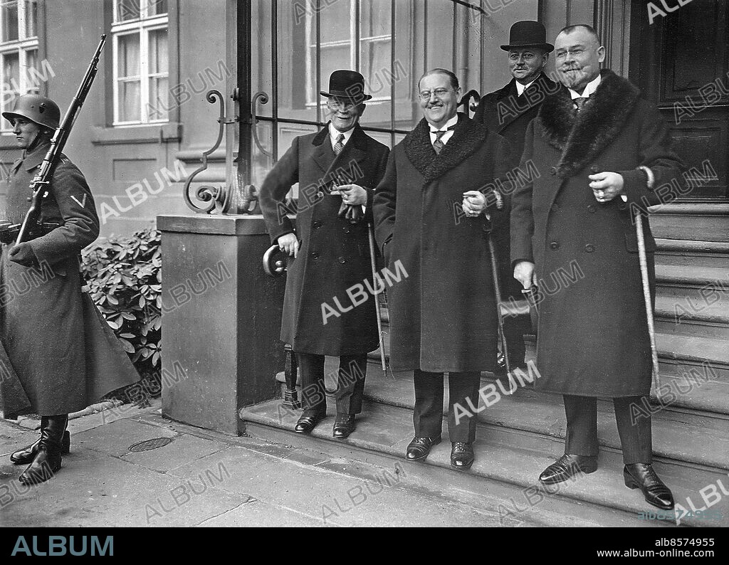 TYSKLAND BERLIN 1930-01-16. Orig bildtext... HINDENBURG WIRD EHRENBÜRGER VON MÜNCHEN. Bayerns Hauptstadt München hat den Reichspräsidenten zu ihrem Ehrenbürger ernannt und ihm heute, 16.1., die Urkunde feierlich überreichen lassen. Die Deputation beim Verlassen des Präsidentenpalais, von links der bayrische Gesandte Dr. v. Preger, Oberbürgermeister Dr. Scharnagl-München, Reichpostminister Dr. Schätzel, Burgermeister Dr. Küfner-München. Foto: AB Text & Bilder / SVT / Kod: 5600 Mapp: SCHAM - SCHAÖ K Scharnagl, 1881-1963, tysk politiker, överborgmästare i München 1925-1933. H Küfner, 1871-1935, tysk politiker, borgmästare i München 1918-1934. Promenadkäppar Käppar Pälskragar persons: KARL SCHARNAGL;GEORG SCHÄTZEL;KONRAD VON PREGER;HANS KÜFNER sites: TYSKLAND;BERLIN.