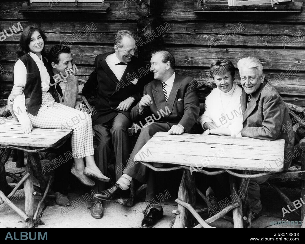 Utan bildtext. Not. STORSTUGAN 8/5 -61 Carina Ahrle, Harry Brandelius, Sigge Fürst, Saga Sjöberg och Jules Sylvain Anm. Timmerstugor CD689 persons: CARINA AHRLE;HARRY BRANDELIUS;SIGGE FÜRST;SAGA SJÖBERG;JULES SYLVAIN sites: SVERIGE.