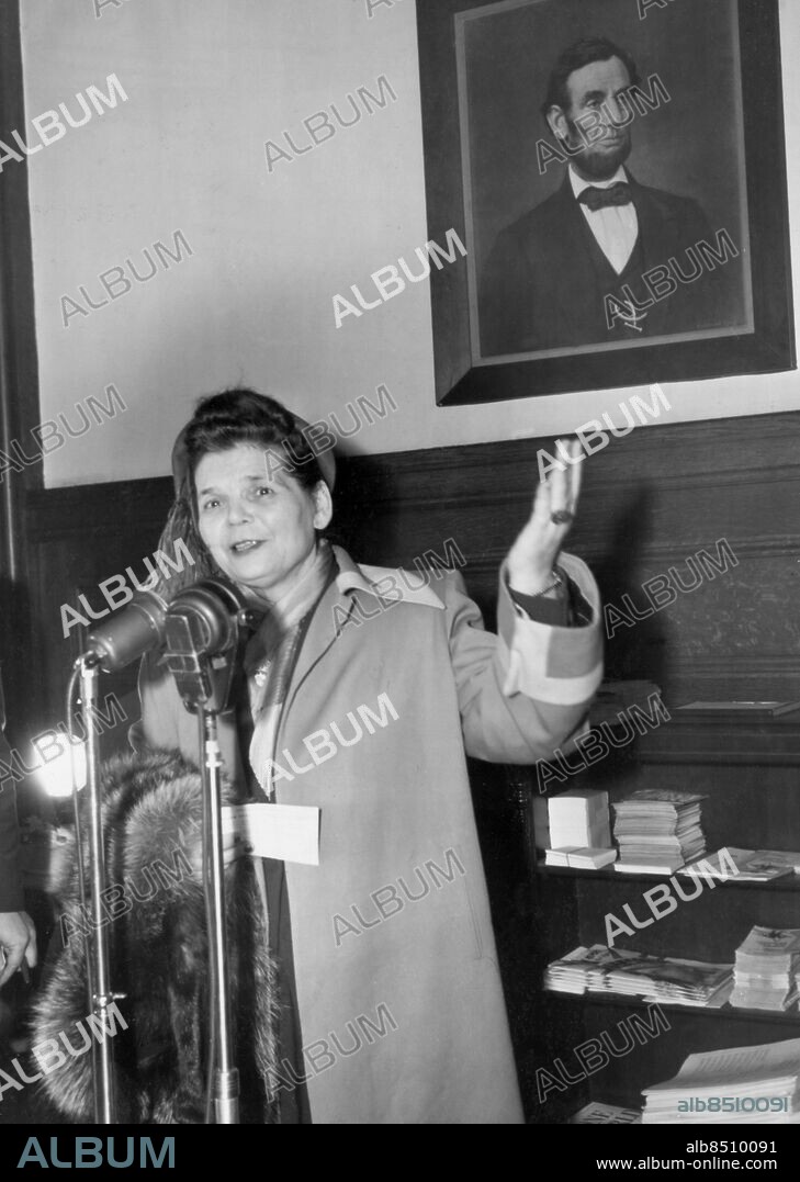 Orig. bildtext... THE REAL RUSSIA EXPOSED New York, N.Y. Against a picture of Abraham Lincoln, Mrs. Oksana Kasenkina, former Soviet school teacher is shown as she spoke to an overflow crowd at Freedom House rally staged today in opposition to the highly controversial cultural and scientific conference for world peace now under way at the Waldorf Astoria Hotel. Mrs. Kasenkina is a Russian who managed to escape the blessings of the Soviet system by jumping from the third story window of the Russian Consulate in New York last year. She is now an outspoken foe of the red regime. 8.26.49 Orig. bildtext... Mrs Kosenkina har nu tillfrisknat så pass att hon kan hålla politiska tal, vilket hon gör på bilden ovan. Anm. Avhoppare från kommunismen Gester Politisk opposition Ringar Tal Talare Tavlor CD571 persons: OKSANA KOSENKINA sites: SOVJETUNIONEN*;NEW YORK;USA.
